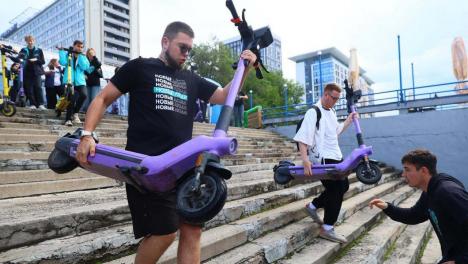 В Новосибирске партия «Новые люди» отправила баржу с самокатами в Москву