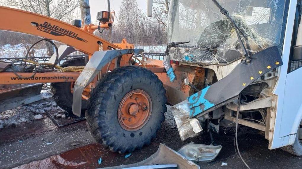 В Омске пассажирский автобус врезался в трактор: пострадали люди