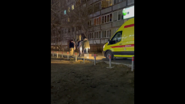 Тело молодого парня нашли под окнами многоэтажки в Новосибирске