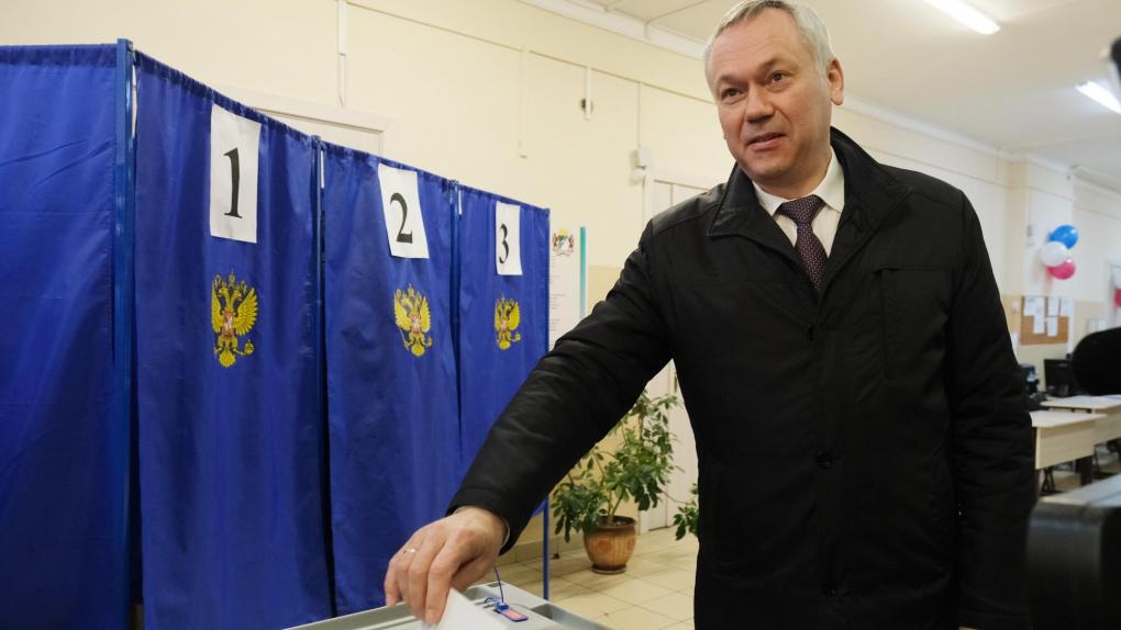 Губернатор Травников проголосовал на выборах президента РФ