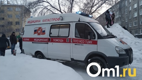 В Омске скорая помощь застряла в яме из-за обвалившегося грунта