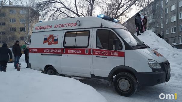 В Омске скорая помощь застряла в яме из-за обвалившегося грунта