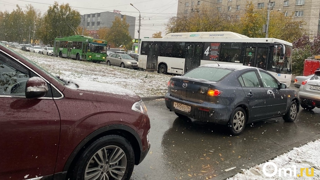 Из-за снегопада в Новосибирске образовались дорожные заторы