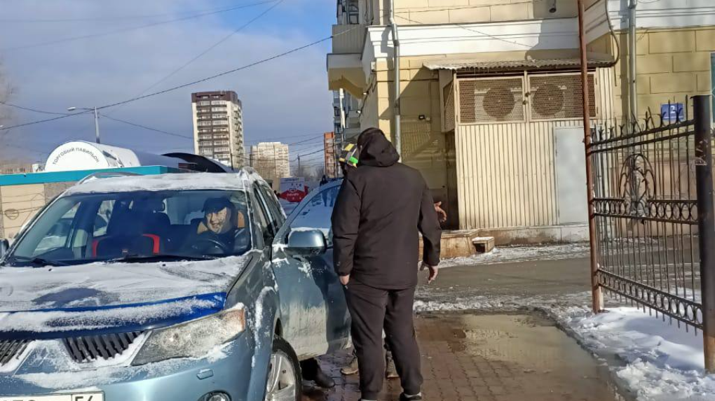 В Новосибирске мужчина избил пожилую сотрудницу «Горзеленхоза» за замечание