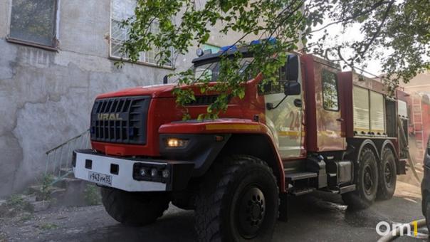 Ночью в Омске сгорела иномарка, припаркованная у дома