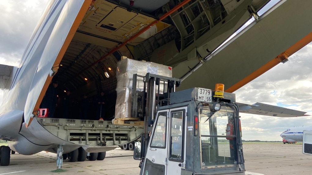 Более 100 тонн гуманитарной помощи отправили омичи жителям Донбасса