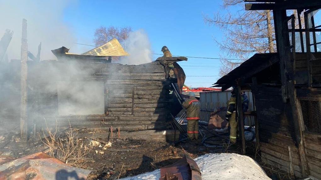 В Новосибирской области загорелся частный жилой дом — погибли два человека