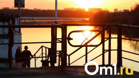 На набережной у Юбилейного моста в Омске образовалась глубокая яма