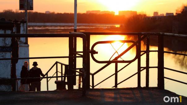На набережной у Юбилейного моста в Омске образовалась глубокая яма