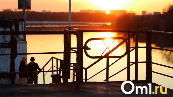 На набережной у Юбилейного моста в Омске образовалась глубокая яма