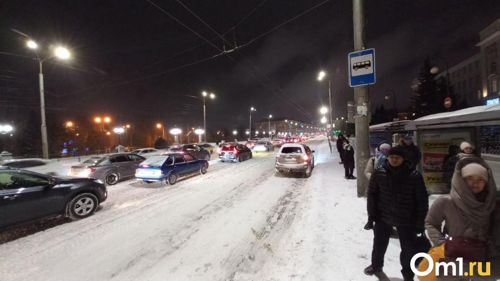 В Омске дорожники чистят окраины города после снегопада