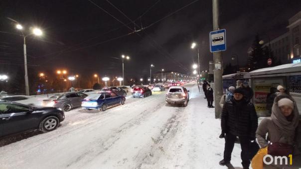 В Омске дорожники чистят окраины города после снегопада
