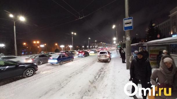 В Омске дорожники чистят окраины города после снегопада
