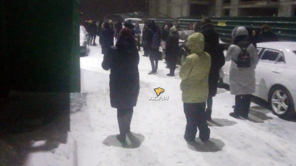 В Новосибирске эвакуировали 70 жителей многоэтажки в мороз