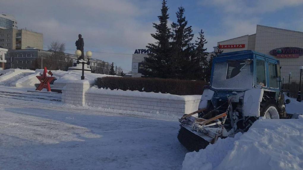 В Омске назвали улицы, которые будут чистить от снега ночью