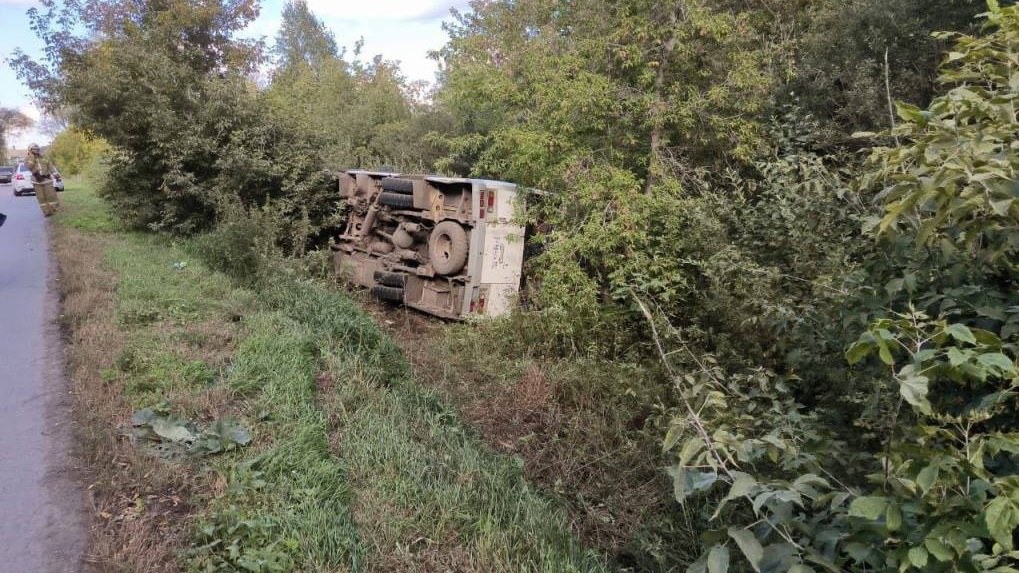 В Омске перевернулся автобус с пассажирами