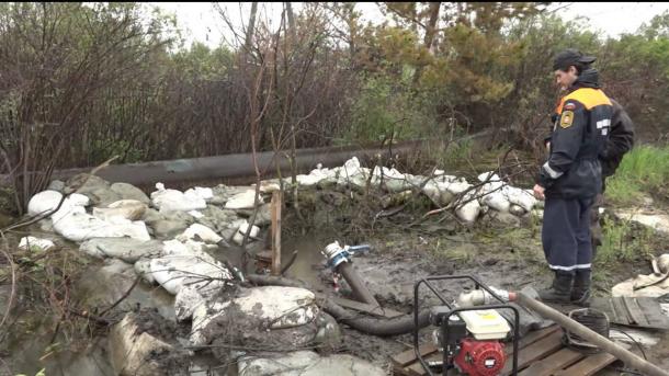 Погода повлияла на откачку воды в Осташково