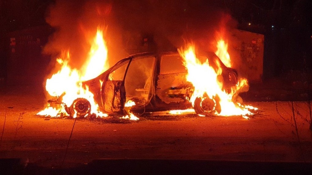 Искры разлетелись на несколько метров: автомобиль полностью сгорел в Новосибирске. ВИДЕО