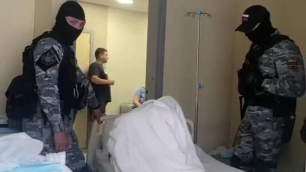 Пациентов новосибирской клиники вместе с кроватями выносили из здания