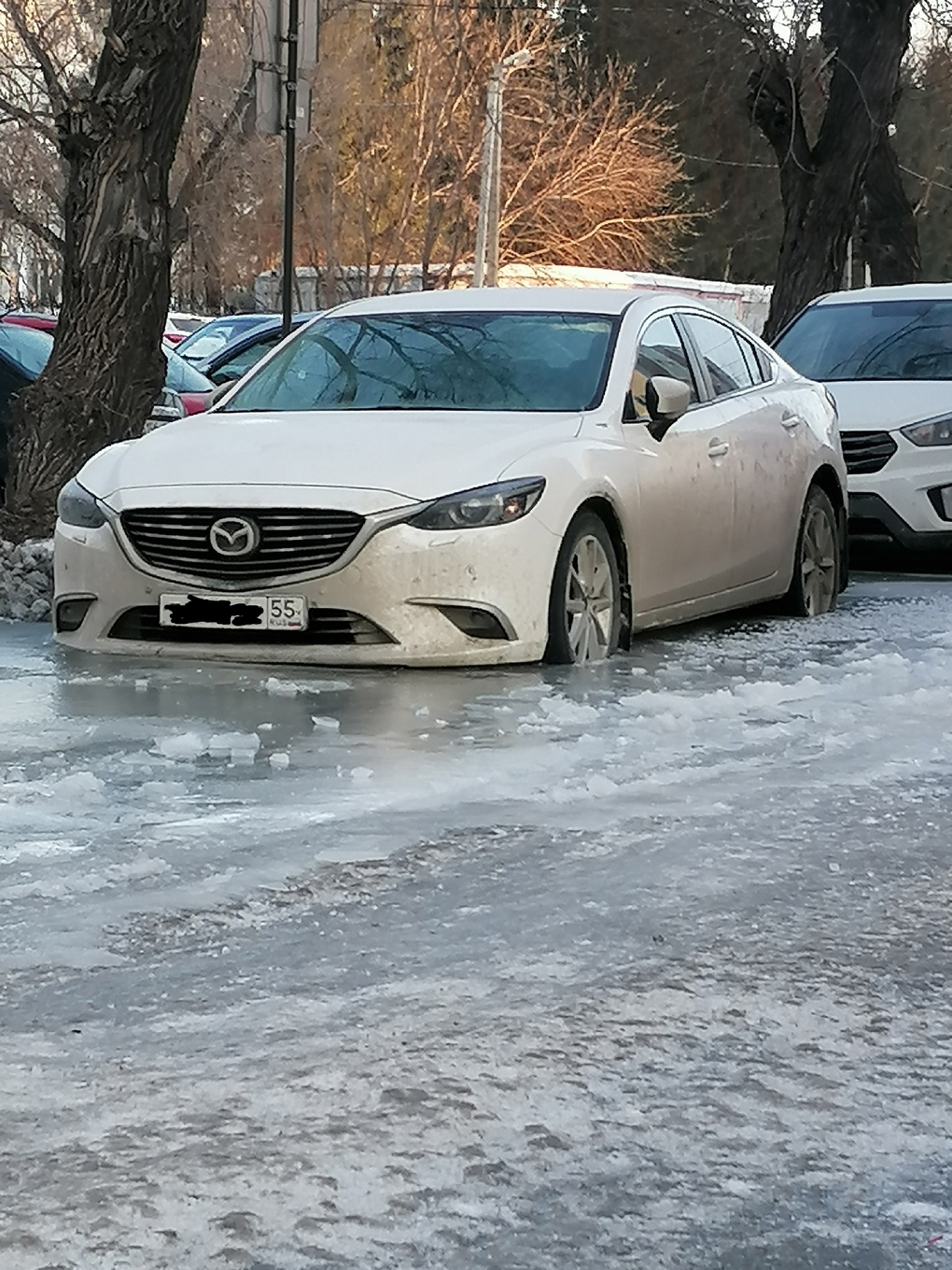 В Омске машина на затопленной улице за ночь вмерзла в лёд — Автоновости  Омска