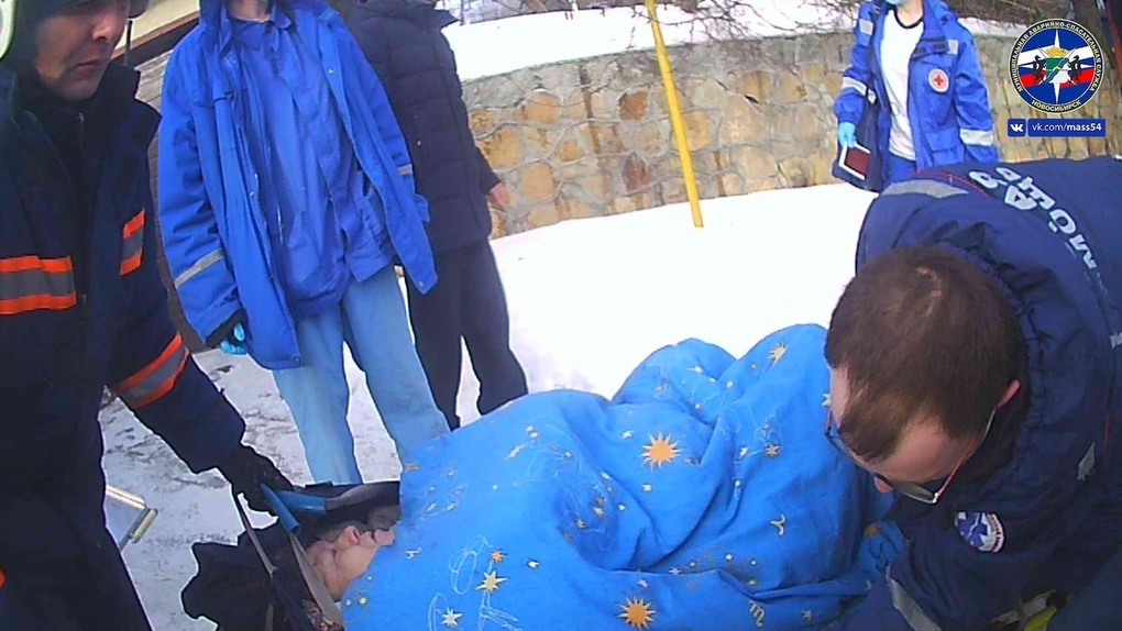 В Новосибирске пенсионерка упала в подвал и сломала кости