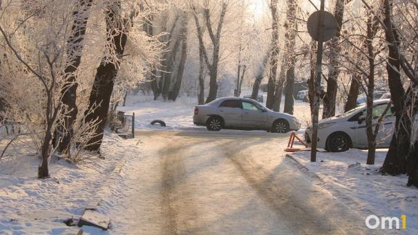 Омичи объезжают перекрытый бульвар Архитекторов через парк 300-летия