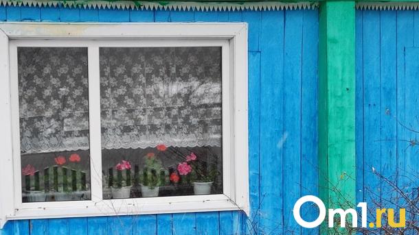 Коллекторы заперли омичку в доме и забросили на участок ритуальные венки