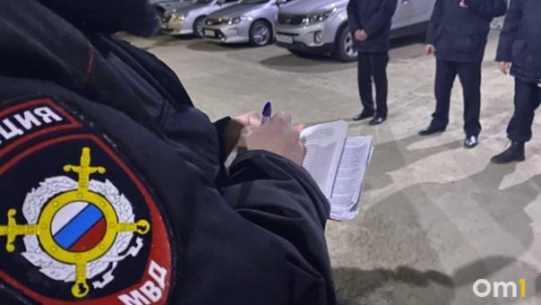 В Омске ищут мужчину, сломавшего нос прохожему