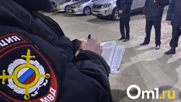 В Омске ищут мужчину, сломавшего нос прохожему