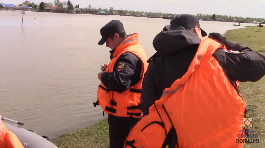 В Омской области спасли мужчину, который мог утонуть из-за паводка