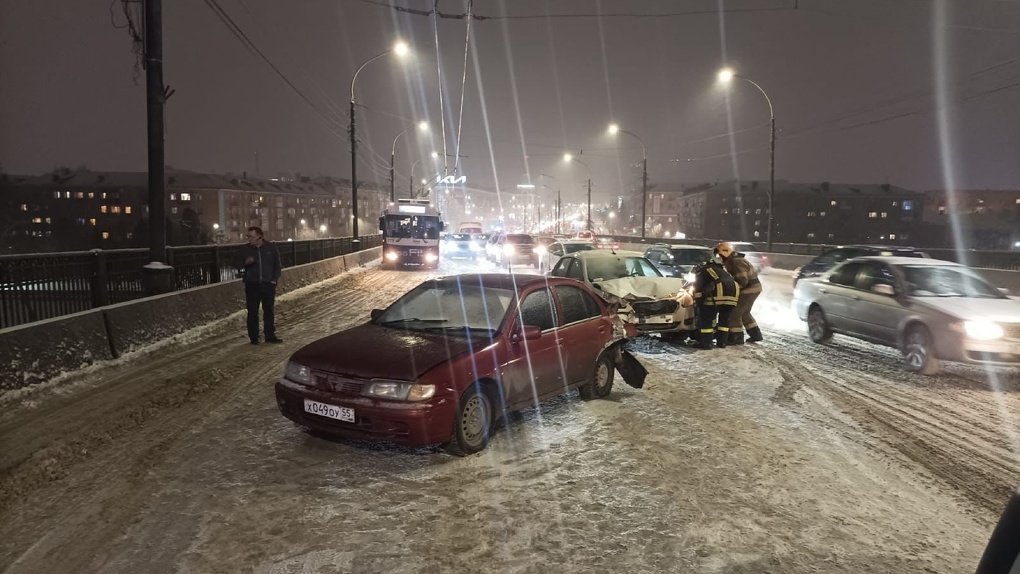 На Ленинградском мосту омич врезался в автомобиль с детьми. Они доставлены в больницу