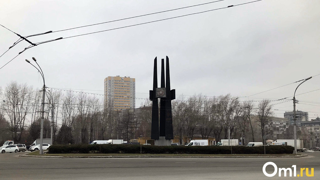В Новосибирске приступили к ремонту стелы «Штыки» на площади Сибиряков-Гвардейцев
