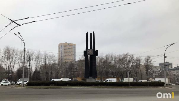 В Новосибирске приступили к ремонту стелы «Штыки» на площади Сибиряков-Гвардейцев