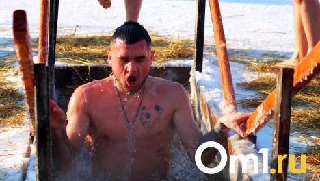 «Я по пояс деревянный!»: как омичи купались в проруби на «Зелёном острове»