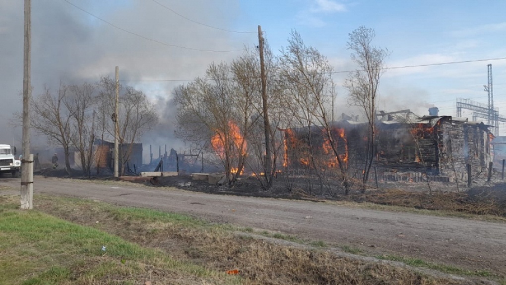 По вине пенсионера в Омской области сгорело два дома
