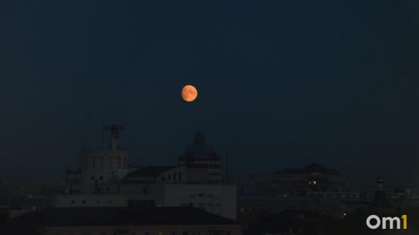 В планетарии назвали время, когда омичи смогут наблюдать Суперлуние