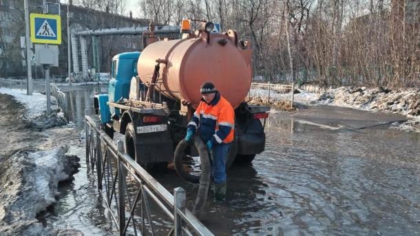 Мэр Омска держит на контроле работу дорожных служб по откачке воды