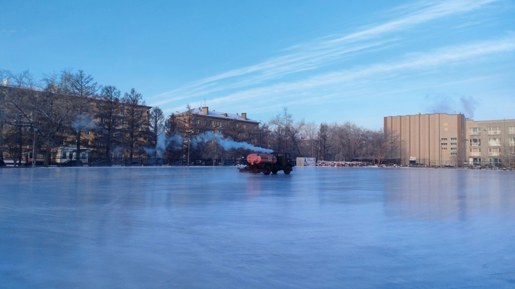 Самый большой ледовый каток в Новосибирске залили на стадионе «Спартак»