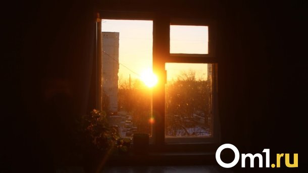 При загадочных обстоятельствах омичка с шизофренией выпала из окна третьего этажа