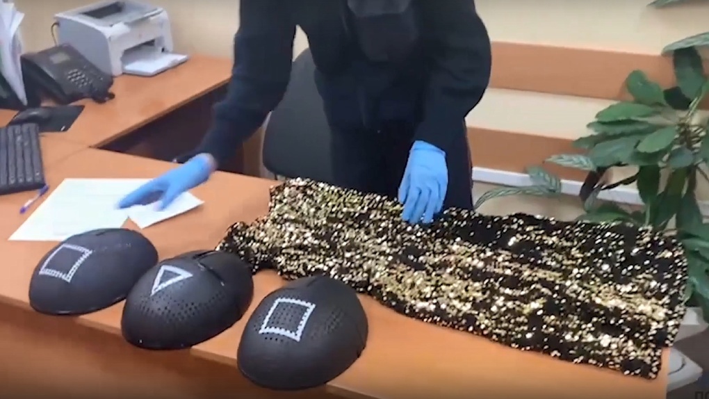 В Омске случилась кража масок и платья из «Игры в кальмара»