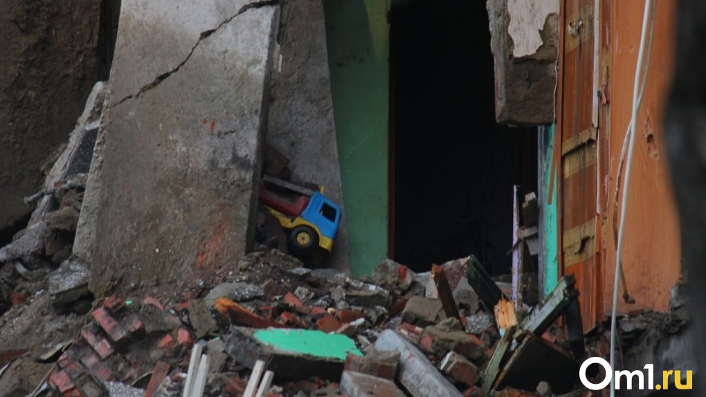 Детские игрушки и руины: топ 20 душераздирающих кадров с места обрушения омской пятиэтажки