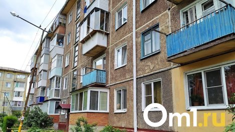 Омич выпрыгнул из окна многоэтажки на спор