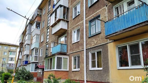 Омич выпрыгнул из окна многоэтажки на спор
