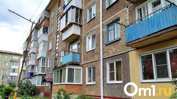 Омич выпрыгнул из окна многоэтажки на спор