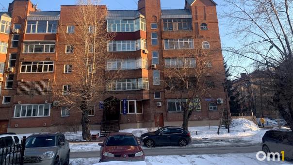 В центре Омска машина провалилась в огромную яму