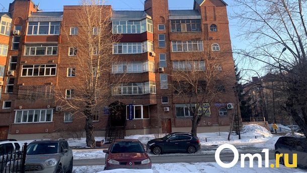 В центре Омска машина провалилась в огромную яму