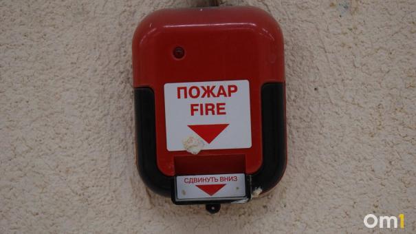 Взорвались газовые баллоны? В Новосибирске загорелся частный дом. ВИДЕО