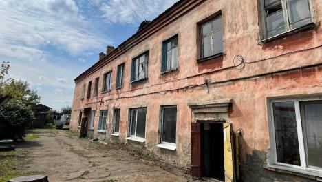 Ждали четыре года: суд обязал расселить жильцов разрушающегося дома в Омске