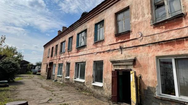 Ждали четыре года: суд обязал расселить жильцов разрушающегося дома в Омске
