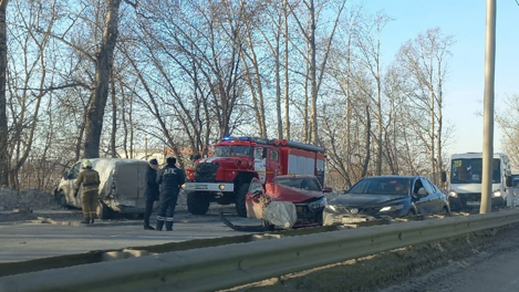 Угнали «Ладу» и врезались в фургон: автоворы на чужой машине попали в жёсткое ДТП в Новосибирске